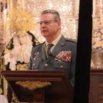 Laurentino Ceña Coro entrega su Faja de Teniente General a la Virgen de los Dolores en su Soledad