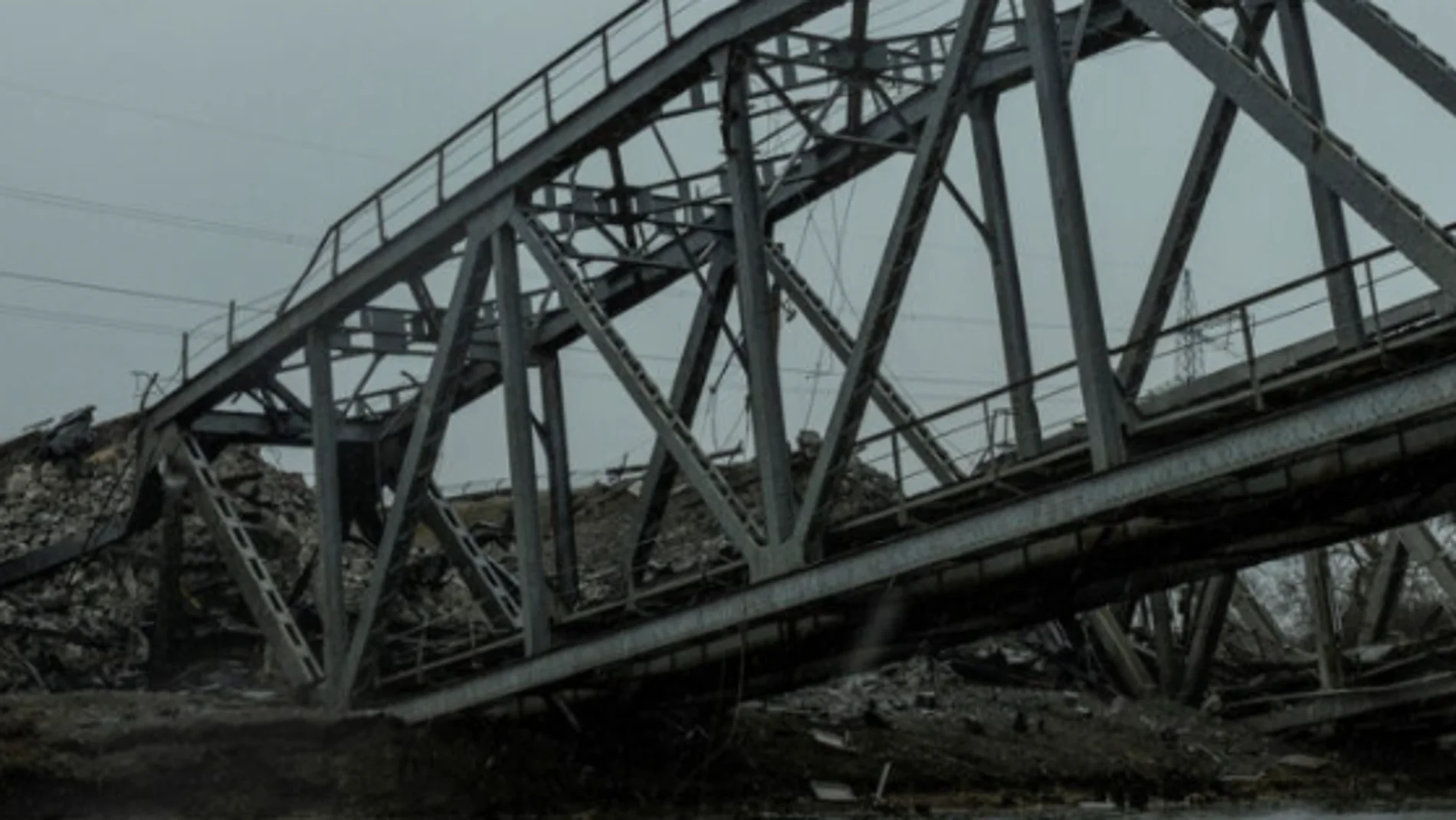 Un puente ferroviario dañado en Ucrania en una foto de archivo