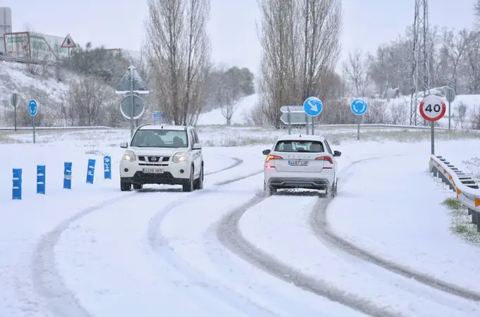 La nieve aún tiene cortadas varias carreteras y obliga el uso de cadenas en otras