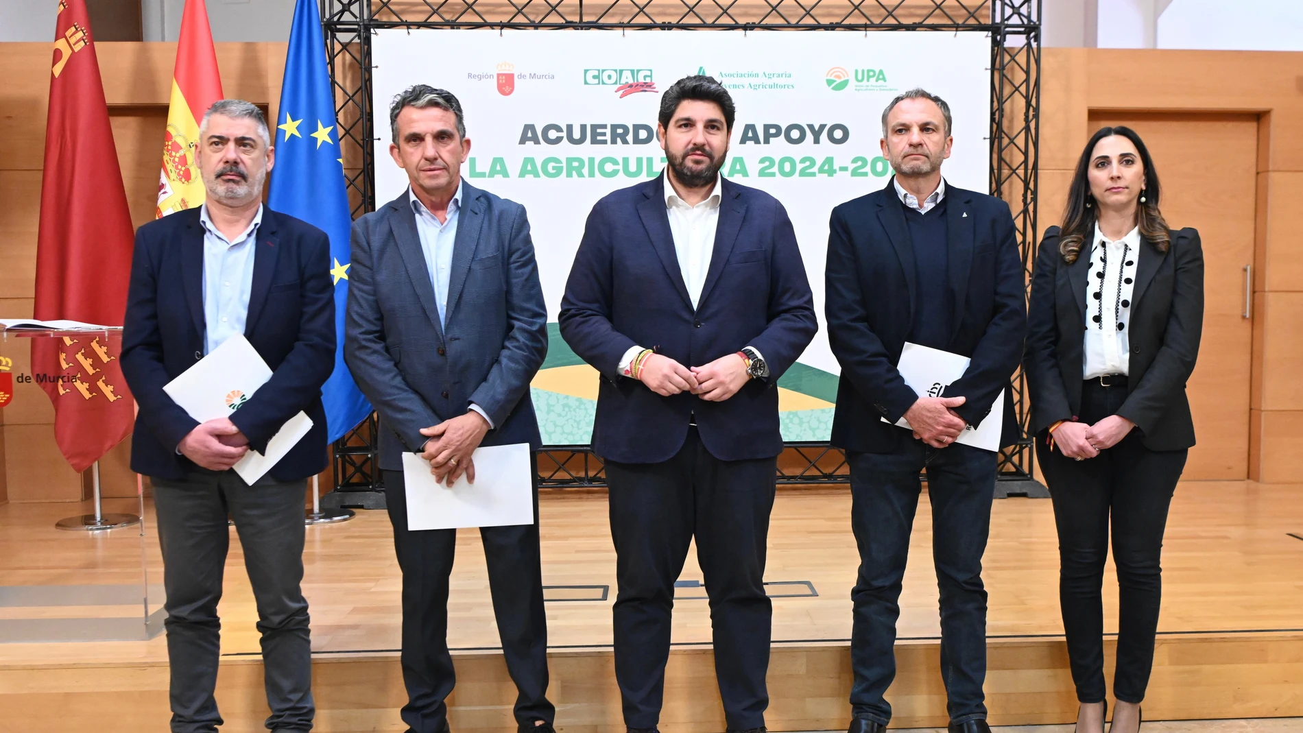 López Miras, junto a Marcos Alarcón, de UPA (1i); José Miguel Marín, de COAG (2i); Alfonso Gálvez, de Asaja (2d); y la consejera titular de Agricultura, Sara Rubira (1d), durante la firma del acuerdo