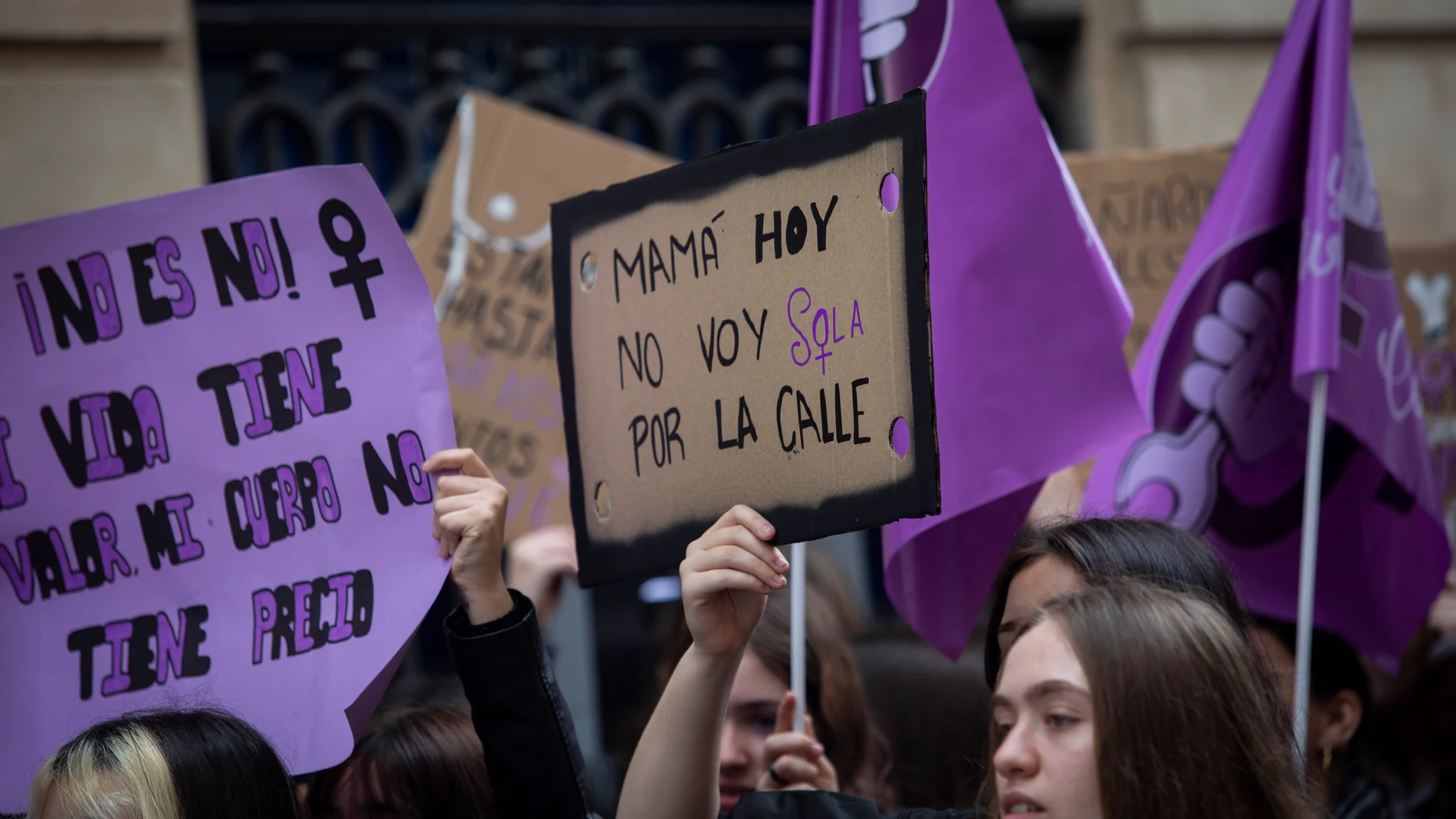 Centenares de mujeres con pancartas durante una manifestación el 8 de marzo de 2023 en Sevilla