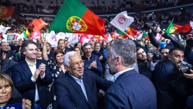 Pedro Nuno Santos y António Costa se saludan en el mitin del Partido Socialista en Oporto