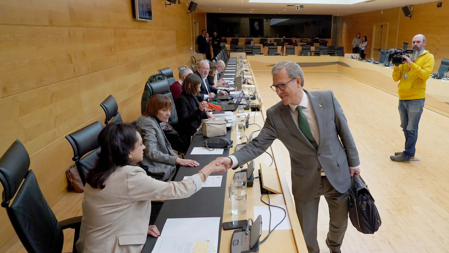 El consejero Mariano Veganzones a su llegada a la Comisión de Hacienda de las Cortes para dar cuenta de los presupuestos de su departamento