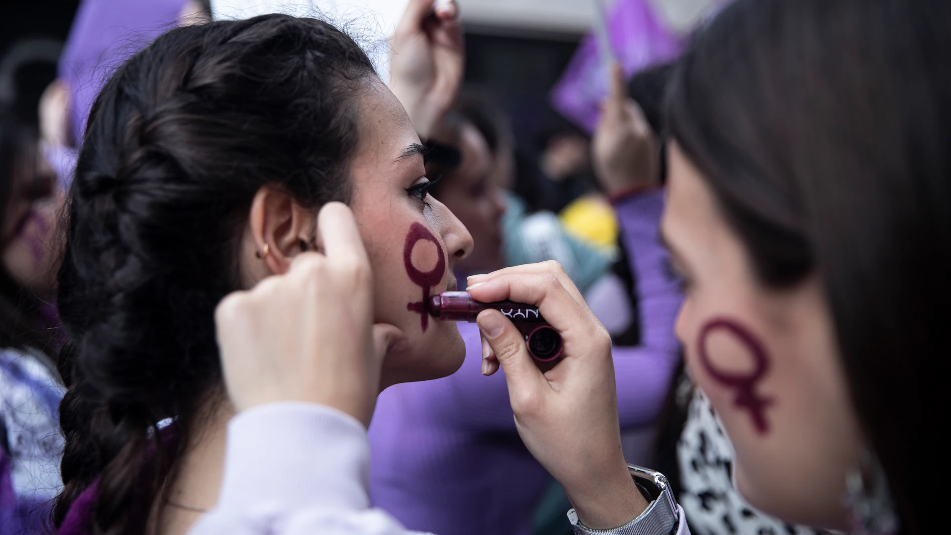 Dos mujeres con el símbolo femenino durante una manifestación convocada el año pasado. 