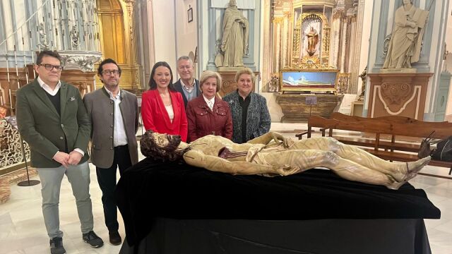 La consejera de Cultura, Carmen Conesa, y asistentes al acto de presentación de la imagen restaurada del Cristo Yacente
