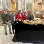 La consejera de Cultura, Carmen Conesa, y asistentes al acto de presentación de la imagen restaurada del Cristo Yacente