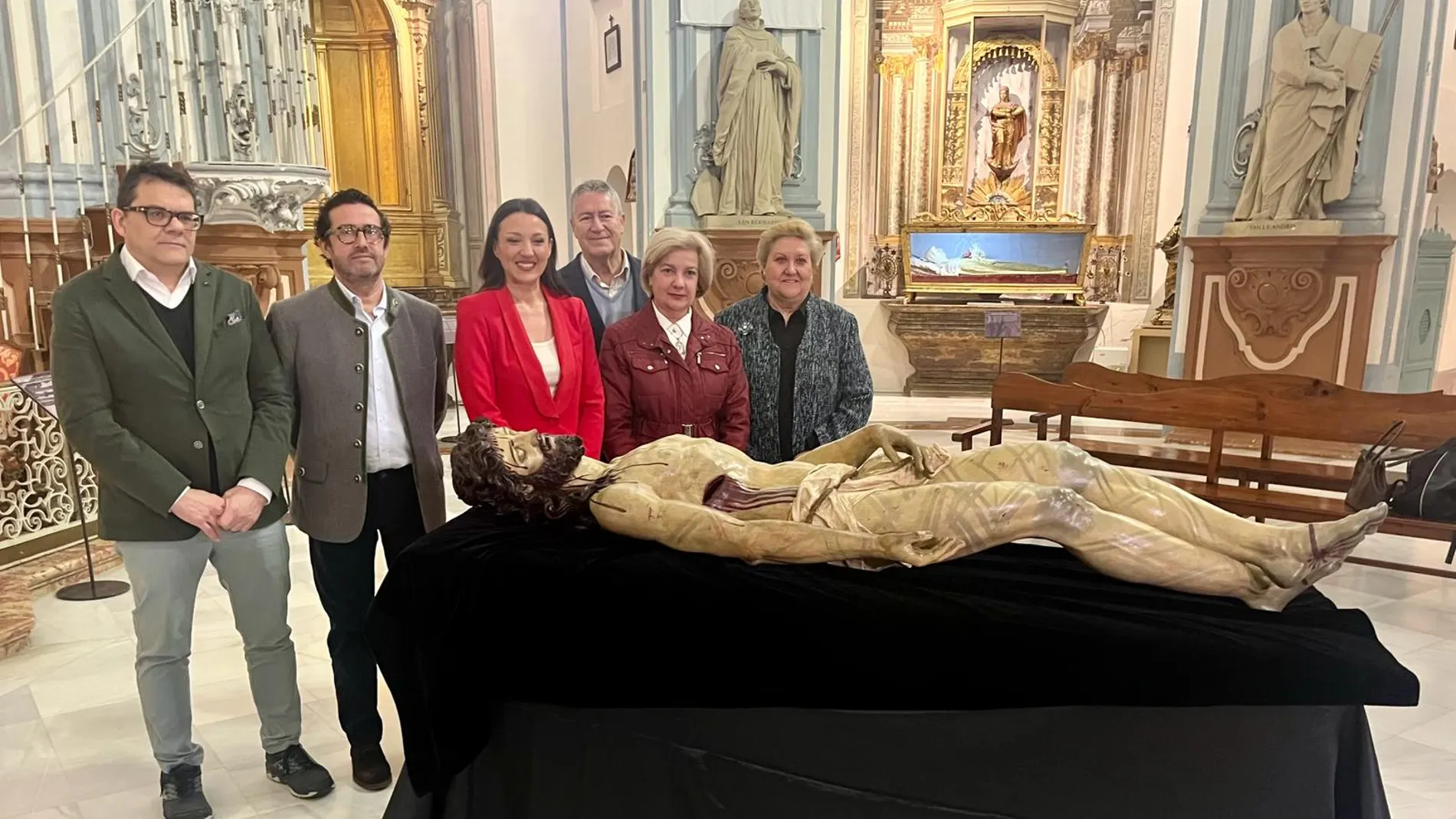 La consejera de Cultura, Carmen Conesa, y asistentes al acto de presentación de la imagen restaurada del Cristo Yacente