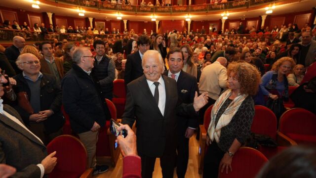 Manuel Benítez a la entrada a la gala, acompañado por José María Garzón
