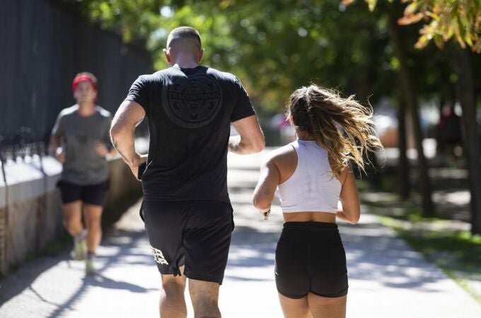 Gente corriendo y haciendo deporte en el Retiro. 
