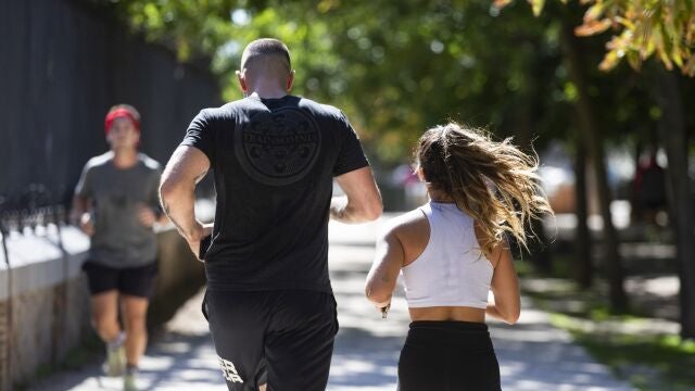 Gente corriendo y haciendo deporte en el Retiro. 