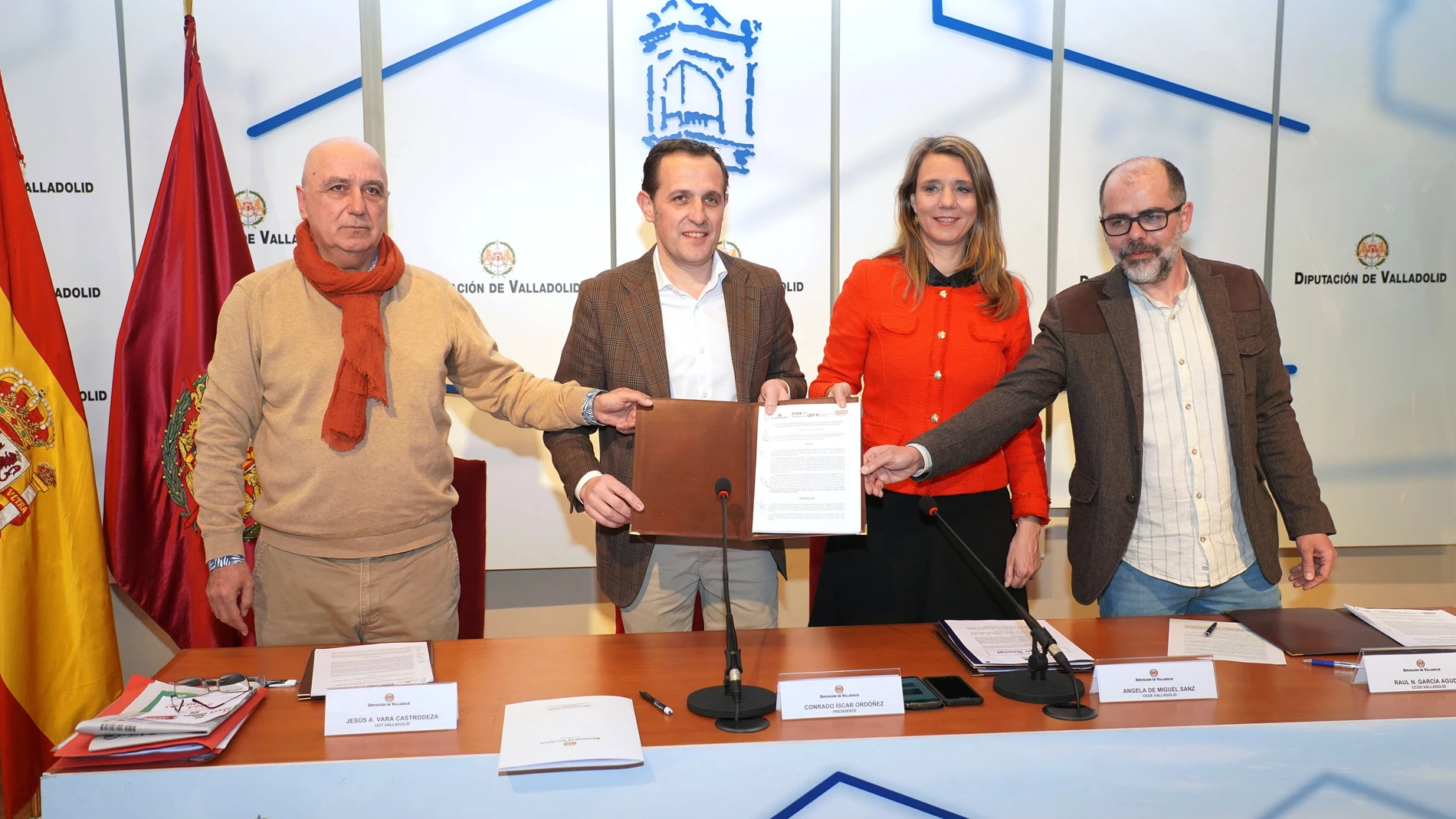 El presidente de la Diputación de Valladolid, Conrado Íscar; la presidenta de la Confederación Vallisoletana de Empresarios, Ángela de Miguel; el secretario provincial CCOO, Raúl García Aguado; y el secretario provincial de UGT, Jesús Vara; firman el IV Acuerdo del Diálogo Social de la provincia de Valladolid