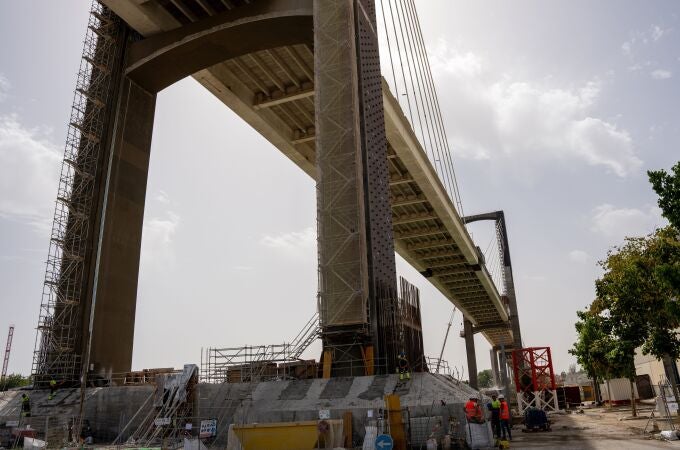 Obras en el puente del Centenario de Sevilla, centradas en la sustitución de los tirantes y en la ampliación del tablero en un carril más