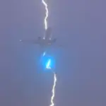 Momento en el que un avión Boeing recibe la fuerza de un rayo