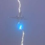 Momento en el que un avión Boeing recibe la fuerza de un rayo