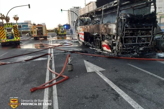 Autobús de la empresa Rico Bus calcinado por un fuego en Cádiz.CONSORCIO DE BOMBEROS 