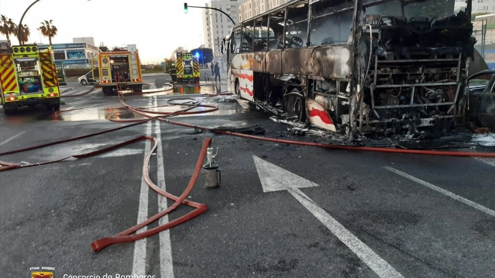 Autobús de la empresa Rico Bus calcinado por un fuego en Cádiz.CONSORCIO DE BOMBEROS DE LA PROV06/03/2024