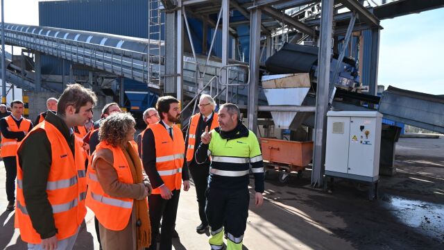 García-Gallardo visita la empresa Kronospan, en Salas de los Infantes (Burgos)