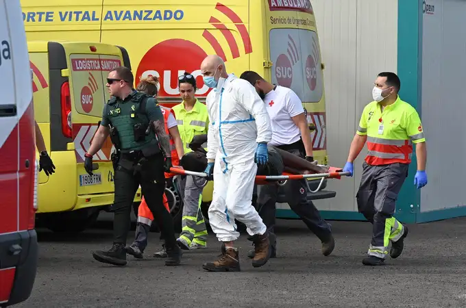 Cuatro muertos entre los 68 inmigrantes rescatados de un cayuco que trataba de llegar a Canarias