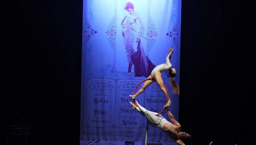 Actuación de acrobacia en la gala de Córdoba