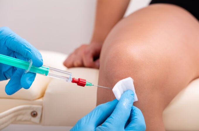 Inyección de plasma en la rodilla de una mujer