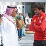 Carlos Sainz, en el "paddock" de Ferrari
