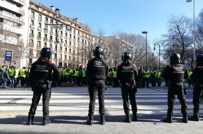 Cargas policiales contra agricultores en Navarra tras intentar asaltar el Parlamento
