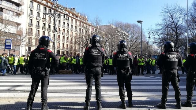 Imagen del dispositivo policial desplegado en el exterior del Parlamento de Navarra frente a los agricultores