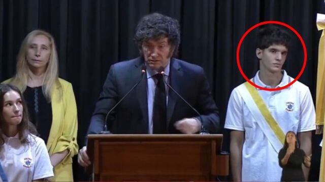 Así reacciona Milei cuando dos jóvenes se desmayan durante su discurso