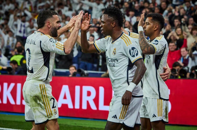 Los jugadores del Real Madrid celebran el gol de Vinicius al Leipzig