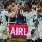 Los jugadores del Real Madrid celebran el gol de Vinicius al Leipzig