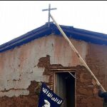 Terroristas del Estado Islámico arrancan una cruz de una iglesia