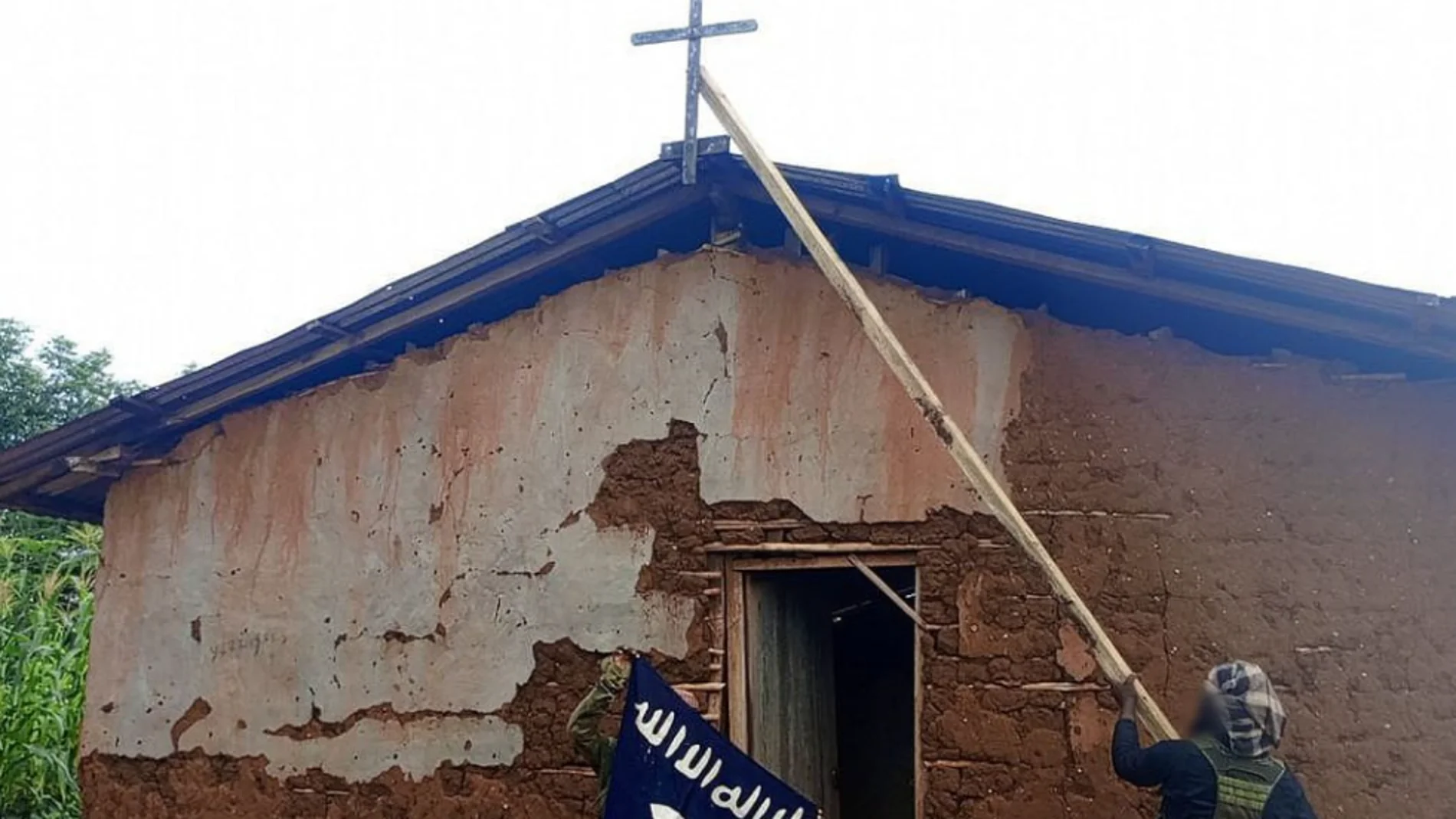 Terroristas del Estado Islámico arrancan una cruz de una iglesia