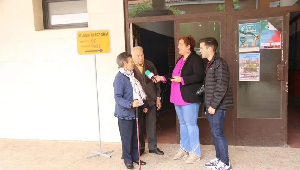 Sonsoles entrevista a unos vecinos de Peñaranda durante las últimas elecciones a la salida del colegio electoral