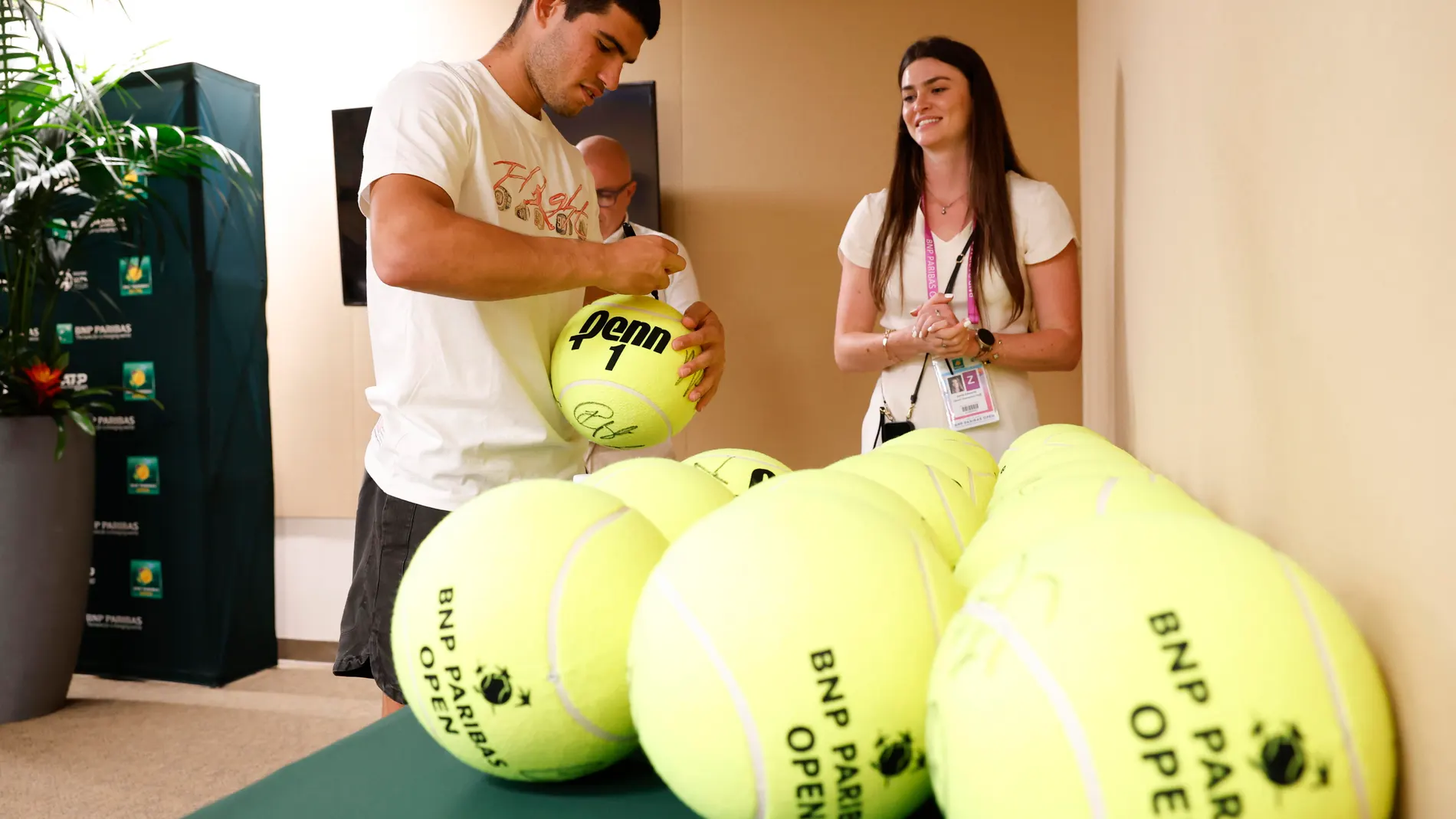 Indian Wells (United States), 06/03/2024.- Carlos Alcaraz (L) of Spain signs souvenir tennis balls during media day at the Indian Wells Open tennis tournament in Indian Wells, California, USA, 06 March 2024. (Tenis, España) EFE/EPA/JOHN G. MABANGLO 