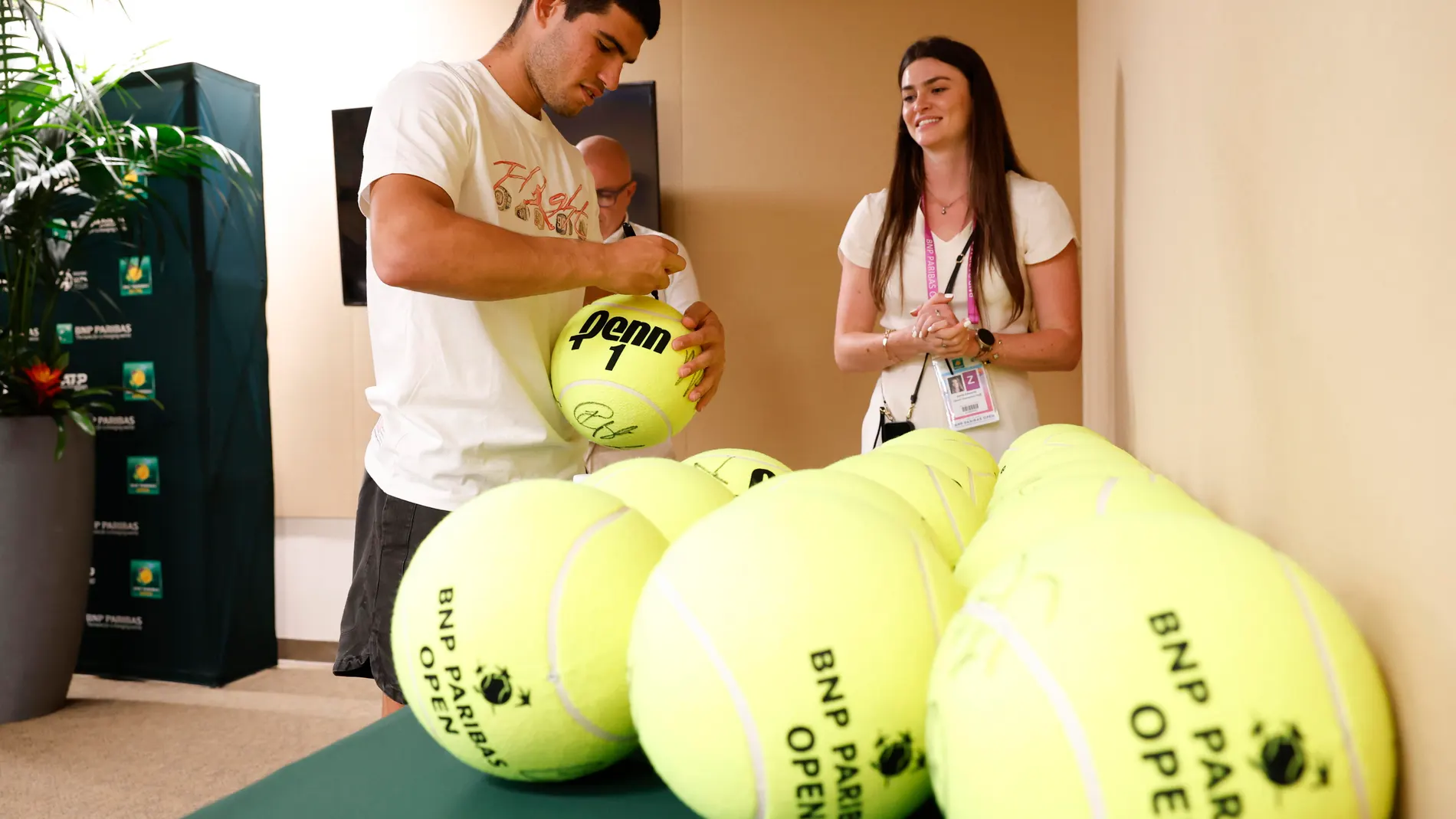 Indian Wells (United States), 06/03/2024.- Carlos Alcaraz (L) of Spain signs souvenir tennis balls during media day at the Indian Wells Open tennis tournament in Indian Wells, California, USA, 06 March 2024. (Tenis, España) EFE/EPA/JOHN G. MABANGLO