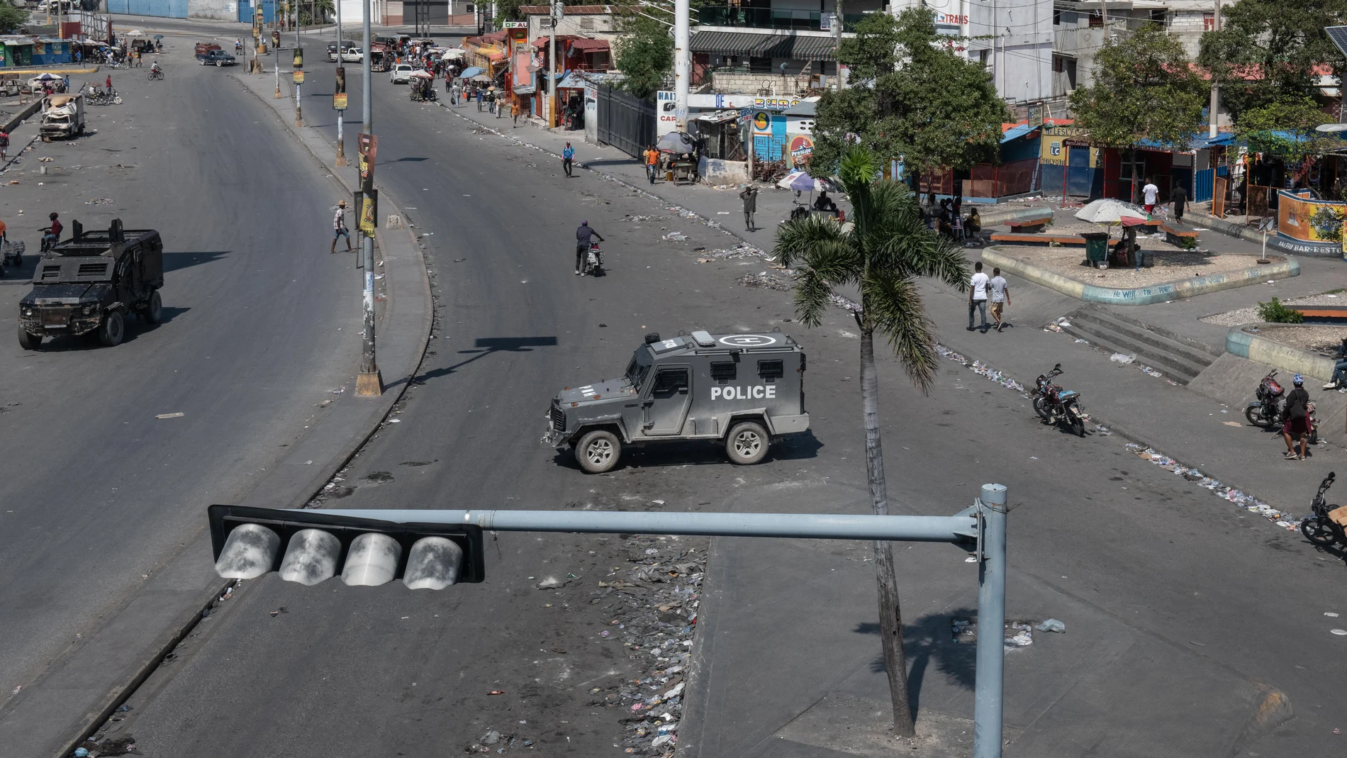 AME6383. PUERTO PRÍNCIPE (HAITÍ), 07/03/2024.- Fotografía de un camión de policía durante una protesta en la que manifestantes exigen la renuncia del primer ministro Ariel Henry, este jueves en Puerto Príncipe (Haití). Varias decenas de personas salieron este jueves a las calles de Puerto Príncipe para exigir la renuncia del primer ministro, Ariel Henry, que se encuentra en Puerto Rico tras un fallido intento de volver a su país el martes. EFE/ Johnson Sabin