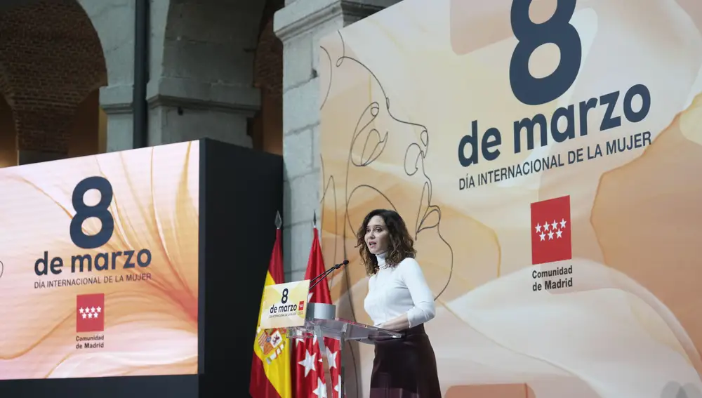 La presidenta de la Comunidad de Madrid, Isabel Díaz Ayuso, interviene en el acto institucional de entrega de los Reconocimientos 8 de Marzo, este viernes. 