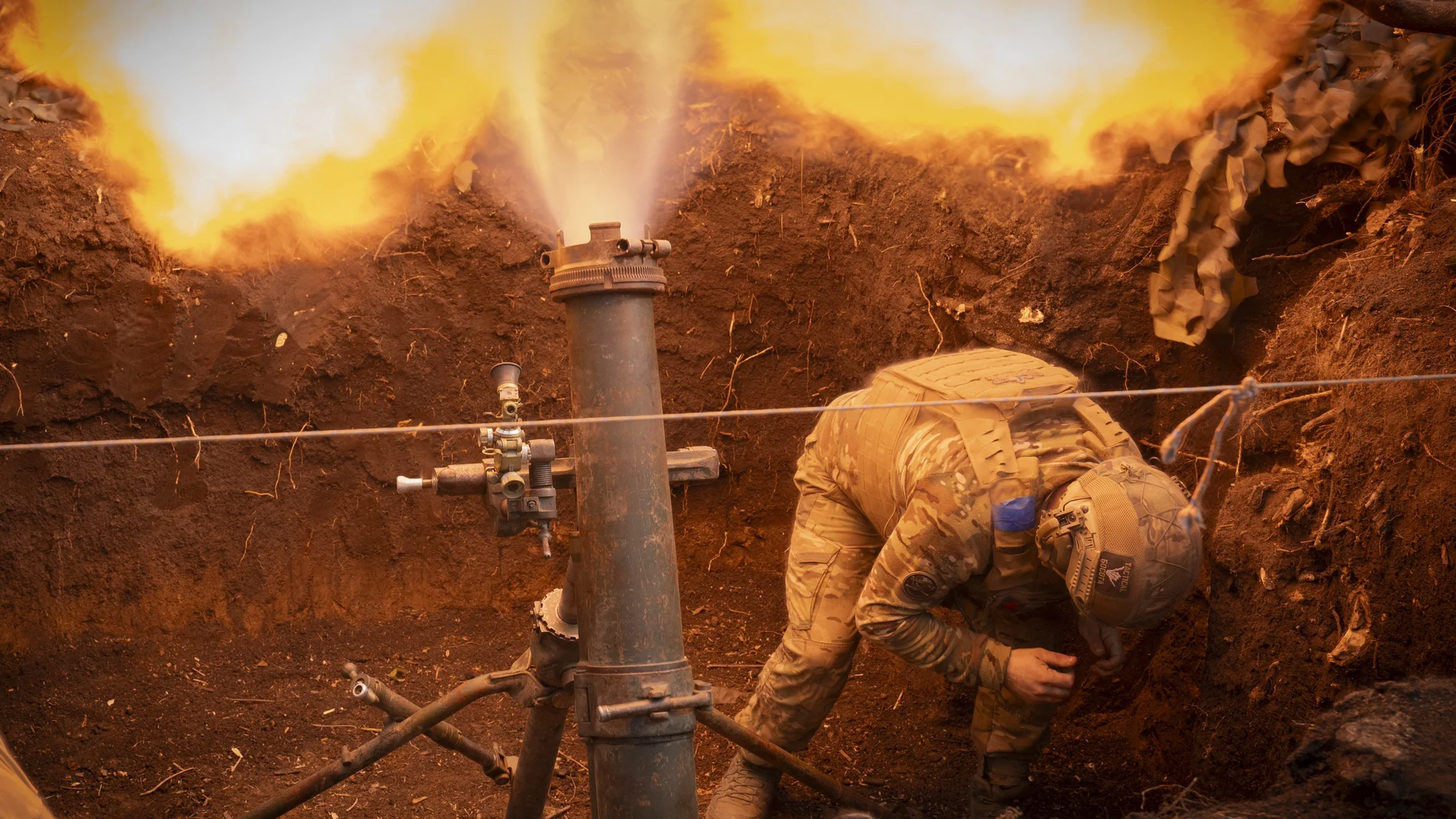 Un soldado ucraniano dispara contra posiciones rusas en Bajmut