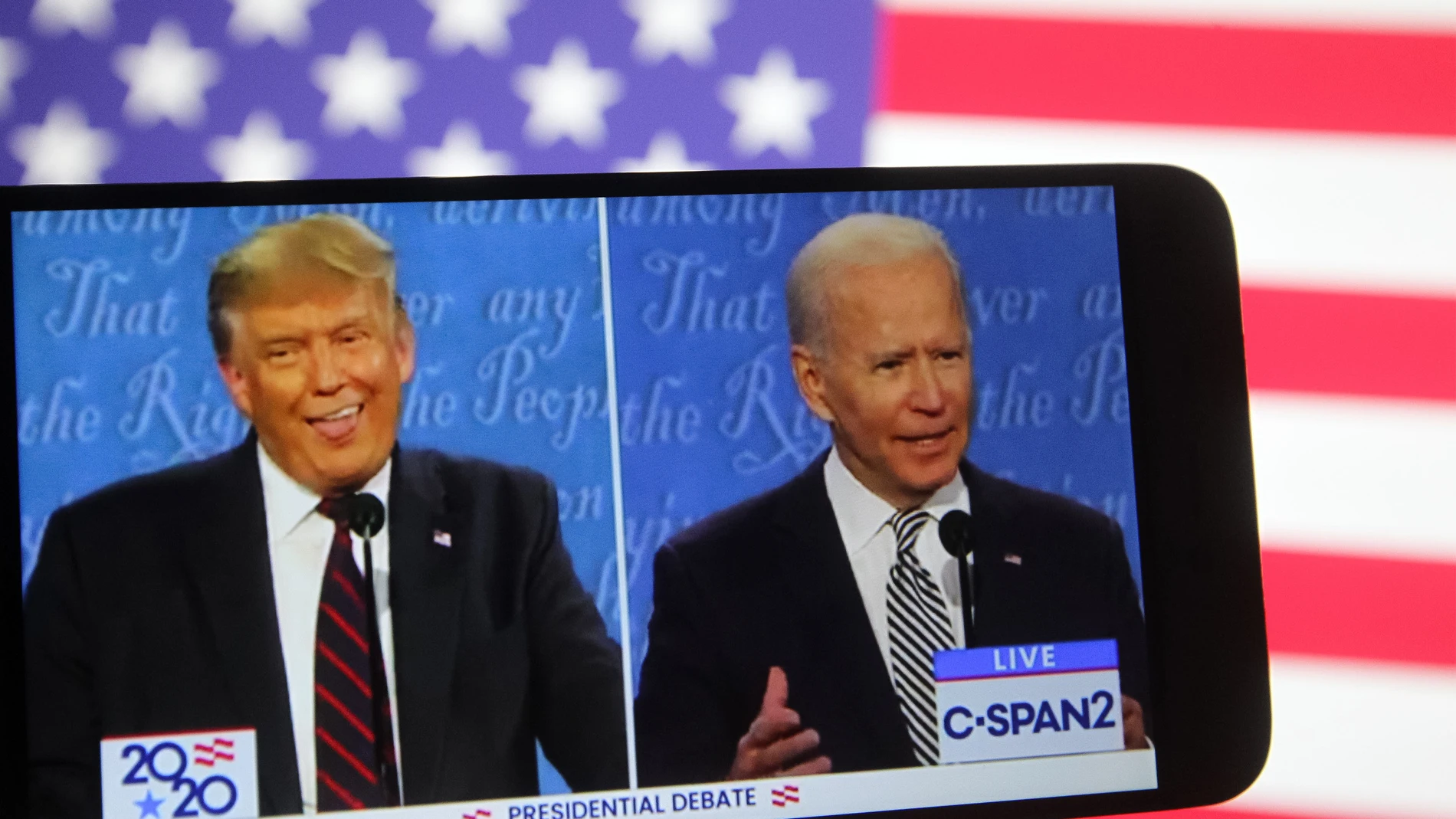 September 30, 2020, Ukraine: In this photo illustration the US President Donald Trump and Democratic presidential candidate and former US Vice President Joe Biden are seen during the first presidential debate on a YouTube video displayed on a screen of a smartphone. .United States presidential election scheduled on November 3, 2020. (Foto de ARCHIVO) 30/09/2020