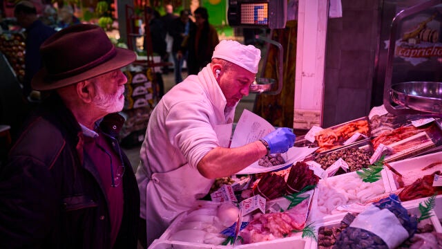 Reportaje carnicerías, pescaderías, fruterías y pollerías en el Mercado Maravillas en el barrio madrileño de c