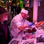 Reportaje carnicerías, pescaderías, fruterías y pollerías en el Mercado Maravillas en el barrio madrileño de c