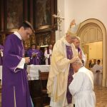 Fausto Marín el día que fue ordenado sacerdote por Carlos Osoro junto a su hijo Fausto, diácono.
