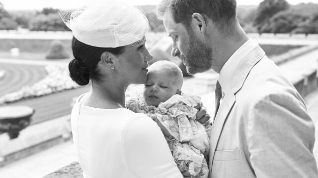 Meghan Markle y el príncipe Harry con su hijo Archie