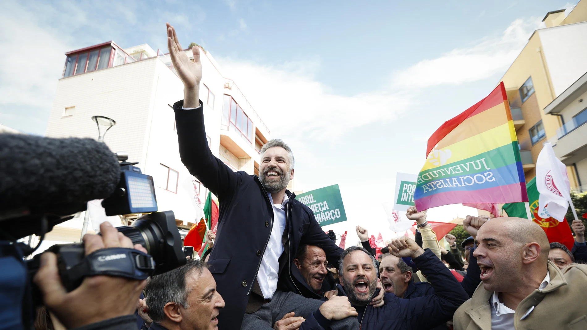 Socialist Party (PS) party Secretary-general Pedro Nuno Santos (C) greets supporters during a rally as part of the campaign for the upcoming legislative elections, at the Caxinas neighborhood, in Vila do Conde, Portugal.