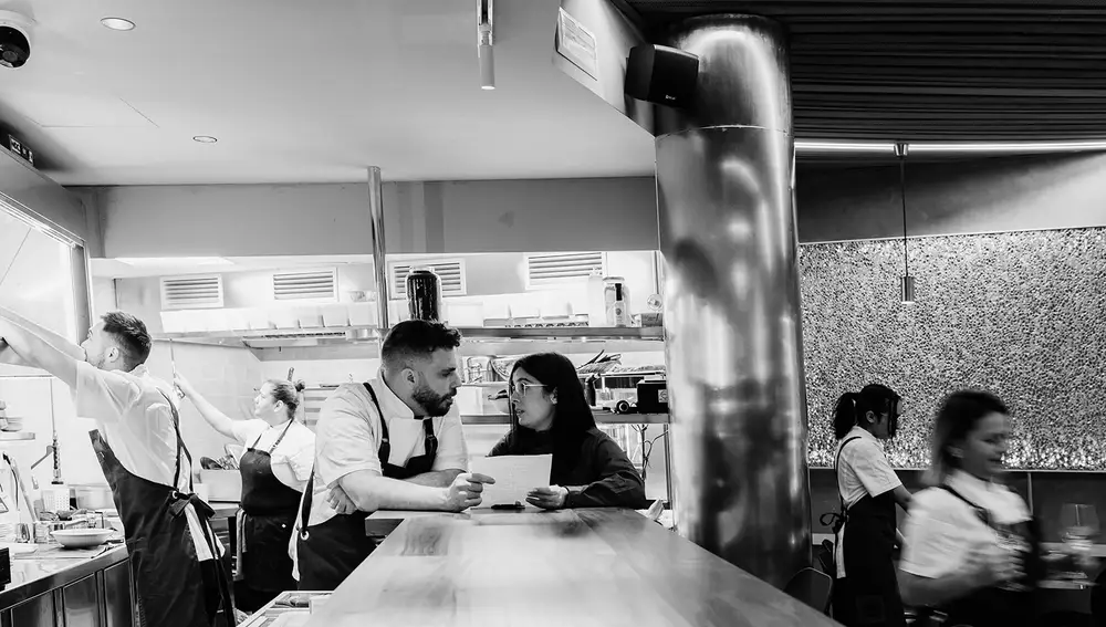Jesús León y Fátima Villanueva trabajan mano a mano en el restaurante