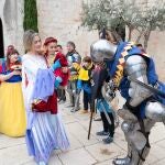 Los soldados del castillo cumplimentan a la princesa Aitana