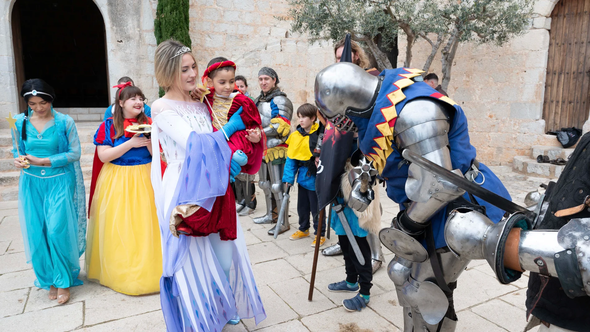 Los soldados del castillo cumplimentan a la princesa Aitana