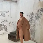 El conjunto de falda midi y cárdigan de Marta Lozano en tono camel