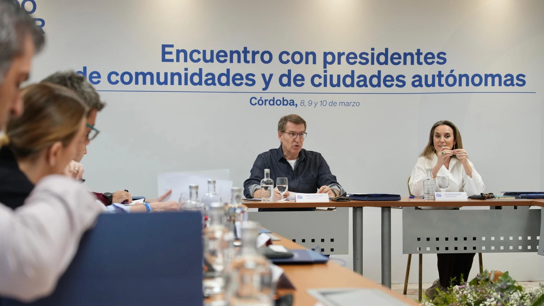 El líder del PP, Alberto Núñez Feijóo y Cuca Gamarra en el encierro con los barones del partido en Córdoba.