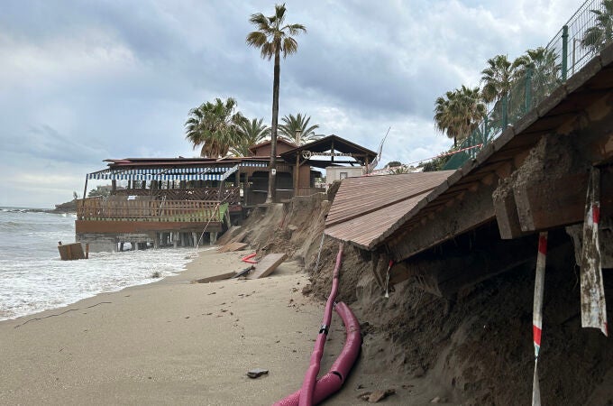 El temporal se lleva por delante una playa en Mijas (Málaga) y daña un chiringuito